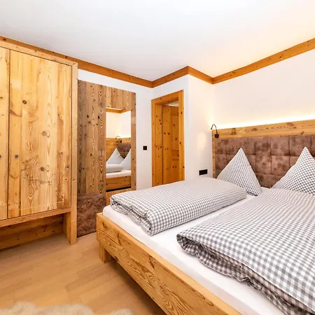 Simone Incl Joker Card By In One Apartament